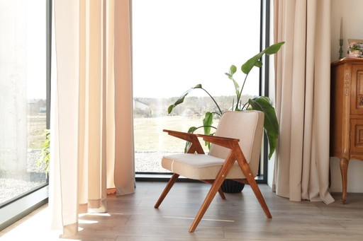 Sillón vintage tapizado en lana beige, diseño escandinavo.