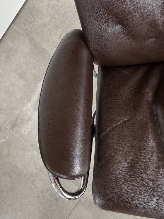 Stressless Ekornes Metro-Sessel mit niedriger Rückenlehne (S), dunkelbraunes Leder – Drehstühle, Leather (photo 4 of 5)