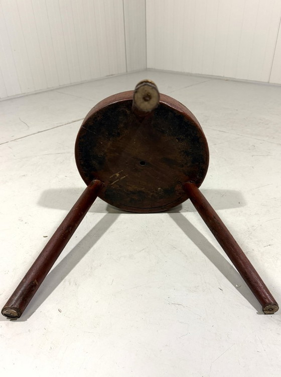 Image 1 of Antiek rustiek houten driepootkrukje 1900’s
