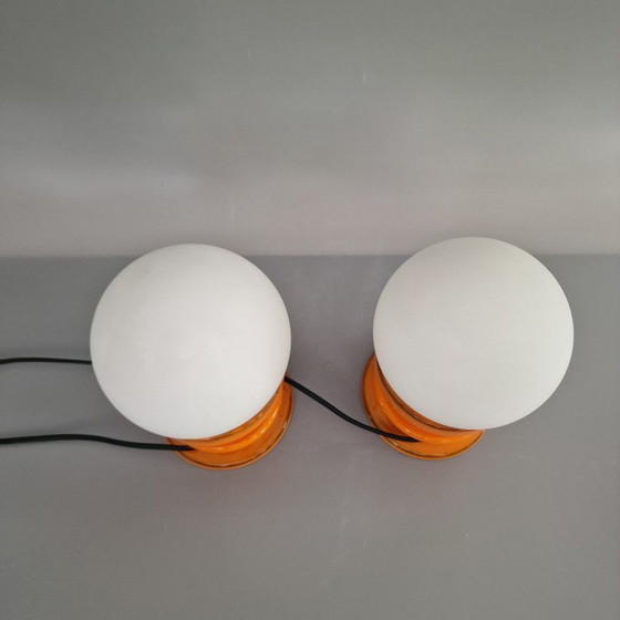 Image 1 of Set van 2 Vintage Tafellampen – Oranje Keramiek & Opaalglas – Space Age Look – E14 – 22 cm Hoog. MCM, 1970s.