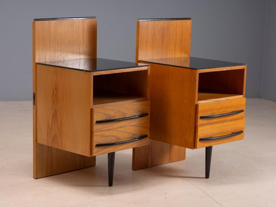 Coppia di comodini vintage cechi di Mojmir Požar, anni '60, in legno e vetro, 42 × 40 × 81 cm – Wood (photo 3 of 10)