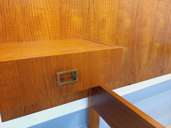 Image 1 of Vintage modernistisch tweepersoonsbed uit de jaren 60, gemaakt van teakhout en zwart metaal, met geïntegreerde nachtkastjes.