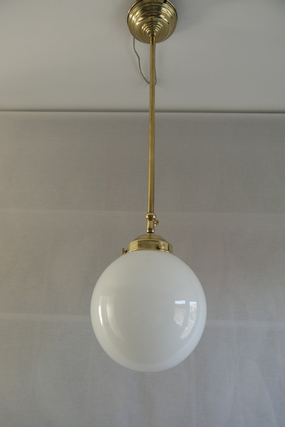 Image 1 of Art Déco – 3 lampade da scuola, lampadario a sospensione con vetro opalino e struttura in ottone - Altezza regolabile