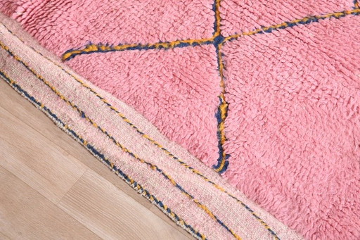 Tappeto berbero fatto a mano in pura lana, realizzato secondo la tradizione con motivi rosa, dimensioni 200/300 cm.