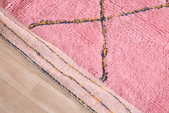 Image 1 of Tappeto berbero fatto a mano in pura lana, realizzato secondo la tradizione con motivi rosa, dimensioni 200/300 cm.