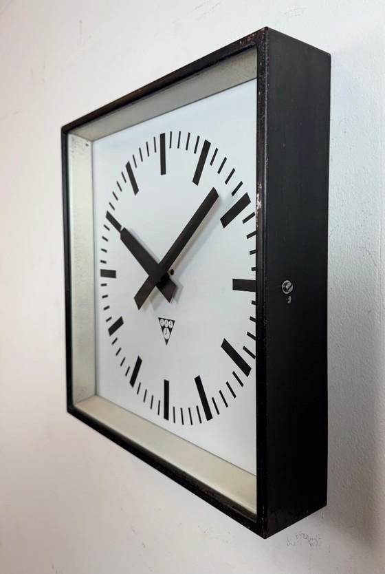 Image 1 of Zwarte industriële vierkante wandklok van Pragotron, jaren 70