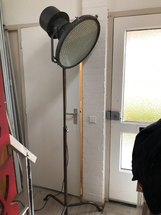 Image 1 of Hoge theater lamp spot industriele lamp op gietijzeren staander - uitschuifbaar - 220cm