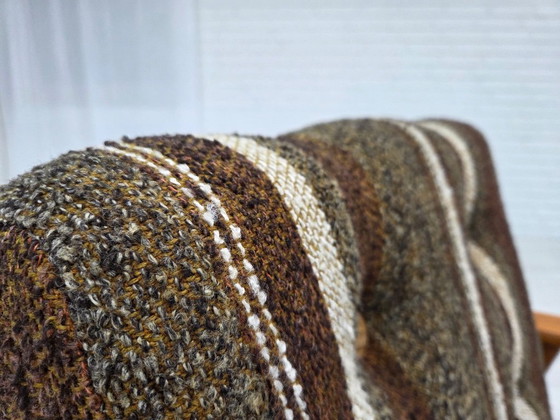 Image 1 of Fauteuil danois des années 1970, en bois de hêtre, recouvert de tissu d'ameublement en laine.