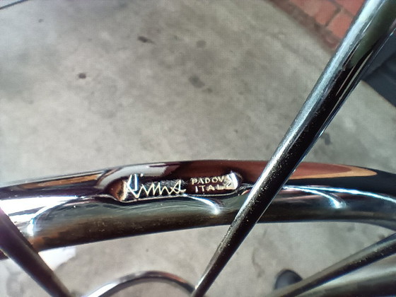 Image 1 of Eetkamerset van Gastone Rinaldi - tafel met chromen glazen blad en 4 Sabrina stoelen