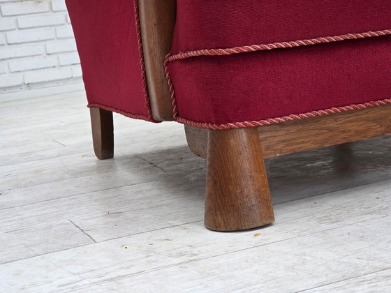 Image 1 of Fauteuil danois des années 1960, revêtement en velours rouge, bois de chêne.