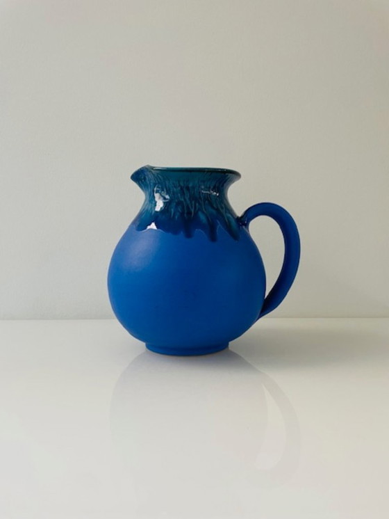 Image 1 of Pichet en céramique bleu cobalt à glaçure expressive