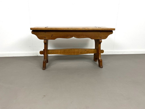 Pequeño banco francés de roble macizo, de la década de 1960.