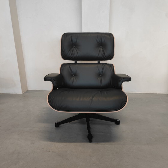 Image 1 of Sillón Vitra Eames con otomana - Nogal negro - Cuero Nero F