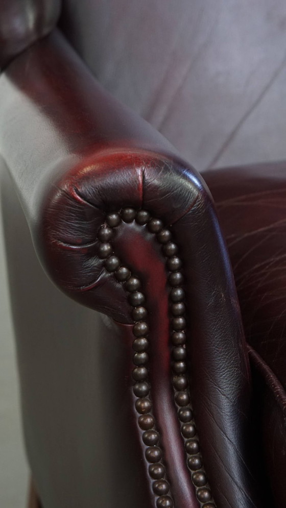 Image 1 of Bordeauxrode Rundleren Oorfauteuil in Engelse Stijl
