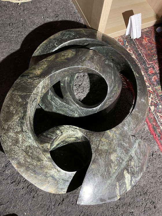 Image 1 of Exklusive Cliff Makore Skulptur „Chronik“ – 50 kg Gepardenjade (gesegnet/signiert)