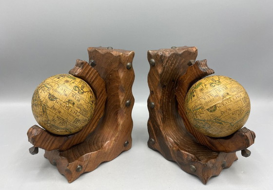 Image 1 of Vintage Globe Boekensteunen – Massief houten boekensteunen met draaiende wereldbollen – Bibliotheekdecoratie in mid-century stij
