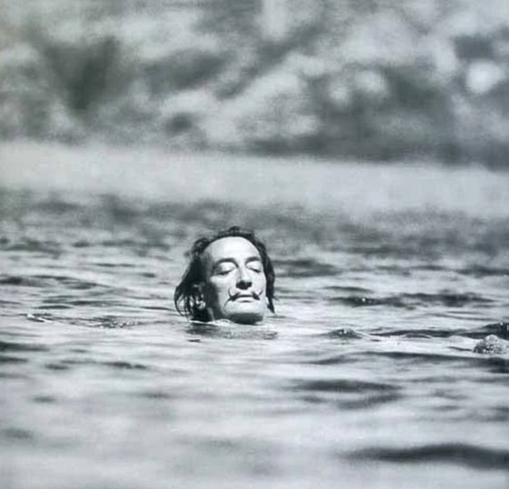 Image 1 of Salvador Dalí: "Nadando Dalí". Firmado en la placa.