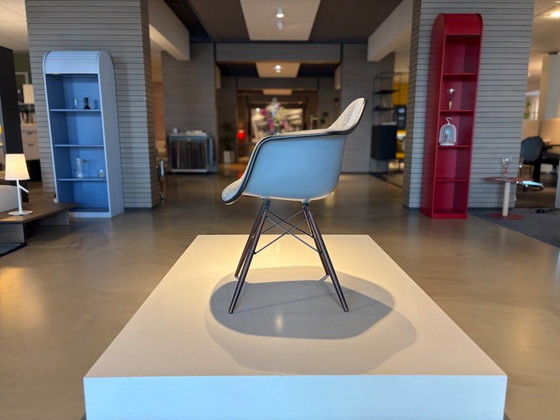 Vitra Eames Plastic Armchair DAW – Kuipstoelen (photo 3 of 3)