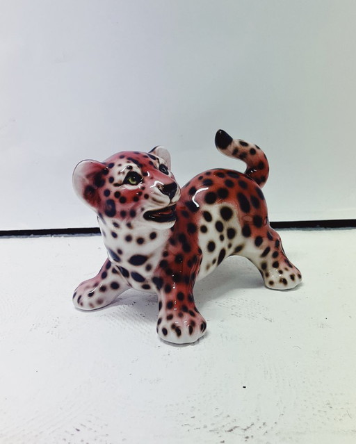 Cachorro de pantera de cerámica rosa