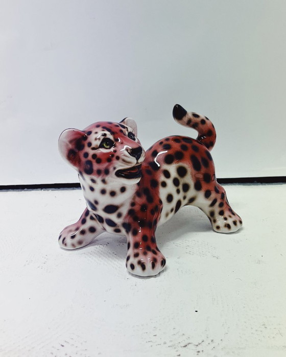 Image 1 of Cachorro de pantera de cerámica rosa