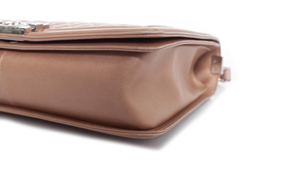 Image 1 of Chanel, große Boy Bag aus metallisch glänzendem Leder