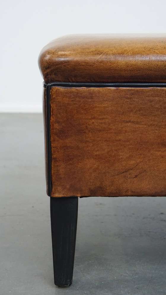 Image 1 of Vierkante Schapenleren Hocker Met Zwarte Biezen