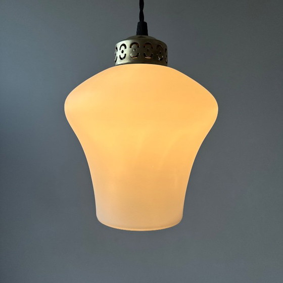 PAIRE D’ANCIENNES SUSPENSIONS EN OPALINE VINTAGE – Glass (photo 2 of 8)