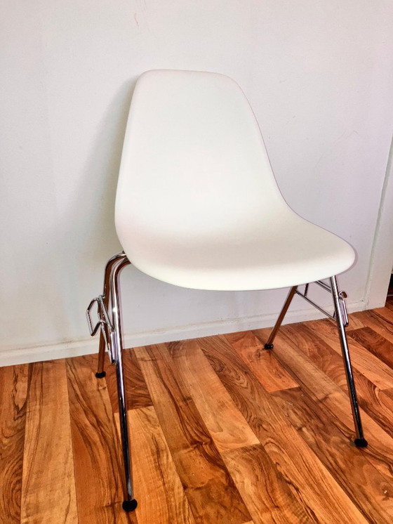 Image 1 of 4x Original Vitra Eames Plastic Side Chair DSS – White – Beautiful Patina