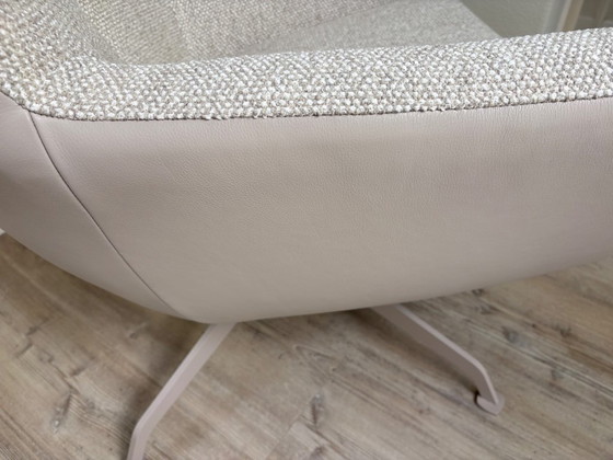 Poltrona con base girevole a quattro gambe e rivestimento in tessuto bouclé beige e grigio. – Sedie girevoli (photo 9 of 10)