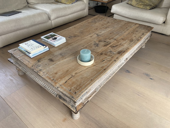 Image 1 of Table basse indienne antique unique en bois 170x100x33 cm