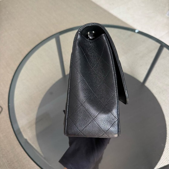 Image 1 of Chanel Classic Flap Jumbo – Caviar 30 cm, gesteppt, schwarz, silberfarbene Beschläge