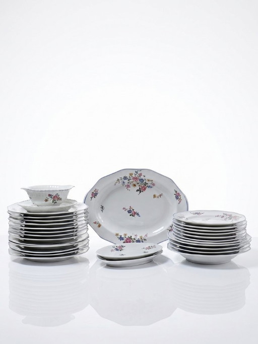28-piece Bernardaud Limoges porcelain dinner service with floral decoration, 1920s-1950s