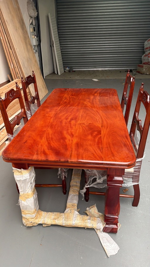 Mahoney Dinner Table With 4 Chairs