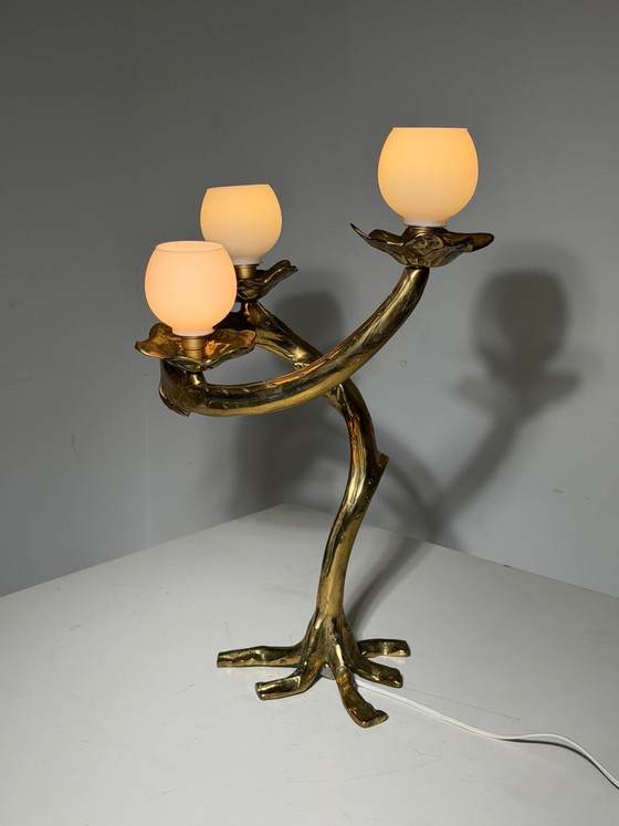 Lampada da tavolo scultorea in bronzo con tre paralumi in vetro opalino – 66 cm – Lampade da tavolo (photo 5 of 5)