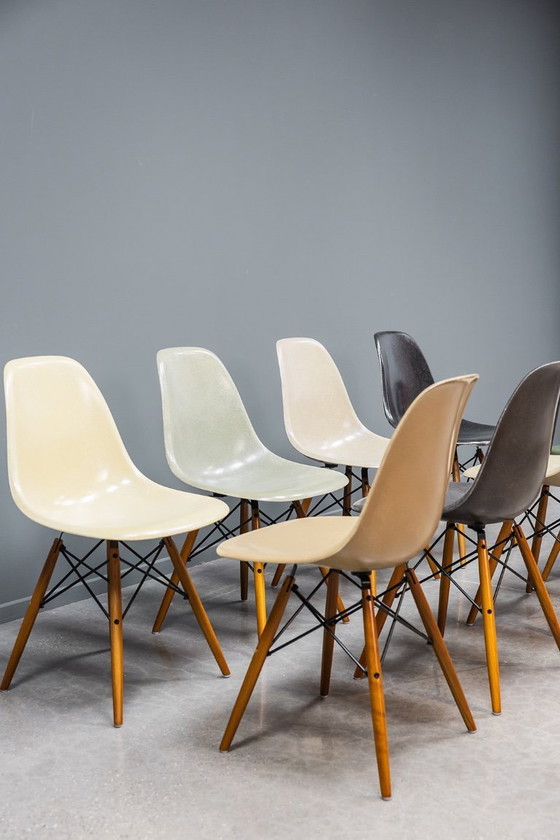 Image 1 of Eames DSW glasvezelstoelen