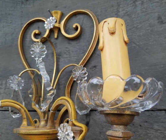 Image 1 of Paire d'appliques murales vintage françaises en laiton et cristal à deux bras