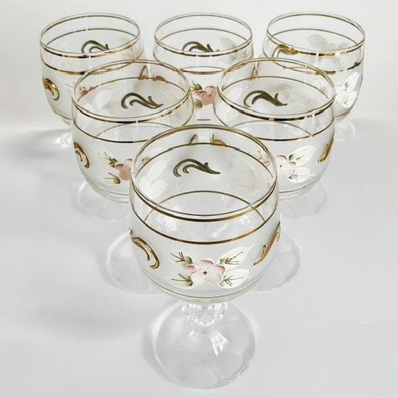 Image 1 of Set vintage handgeschilderde Boheemse wijnglazen kristal emaille bloemmotief 1960's