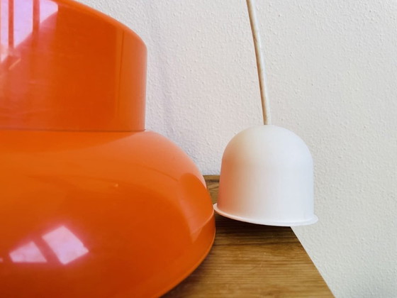 Image 1 of Lampada a sospensione arancione in acrilico della modernità di metà secolo, anni '60
