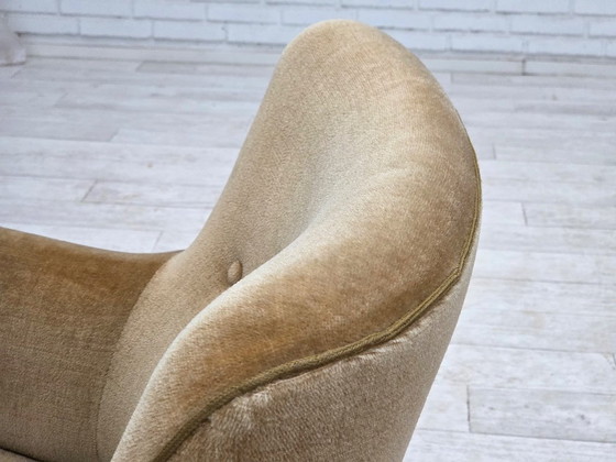 Image 1 of Poltrona danese, anni '70, in velluto verde chiaro.