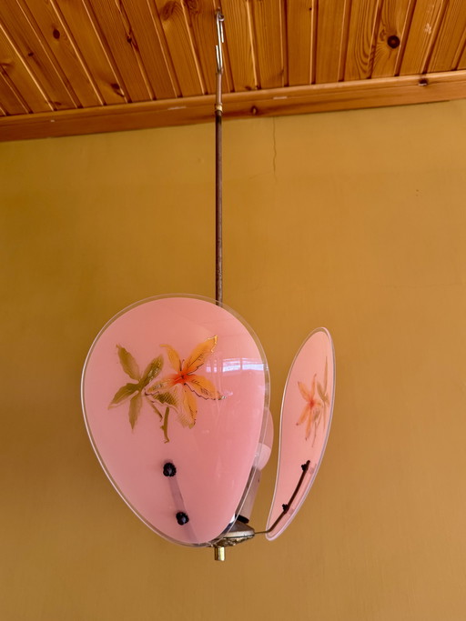 Lámpara de araña vintage de los años 60 con cristal rosa decorado y diseño floral.