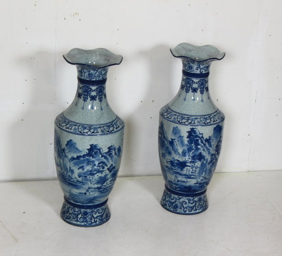 Image 1 of Een paar monumentale Chinese vazen met kobaltblauwe decoratie, eind 20e eeuw.