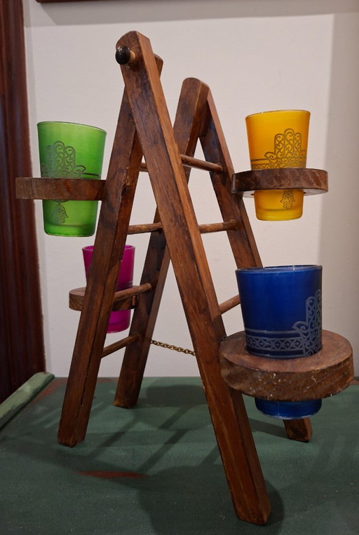 Scala decorativa in legno per cantina vinicola. Omaggio ai topi bevitori. Portacandele e fioriera vintage.
