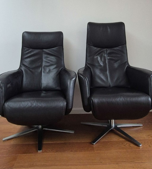 Twee elektrisch verstelbare De Toekomst Twist relaxfauteuils
