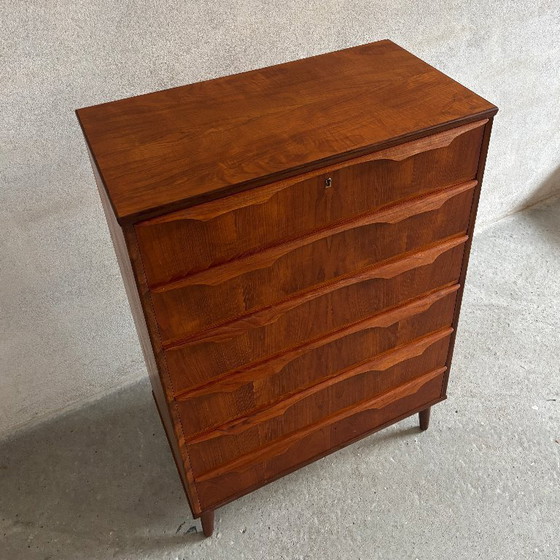 Image 1 of Teakhouten ladekast / tallboy — Denemarken, jaren 60