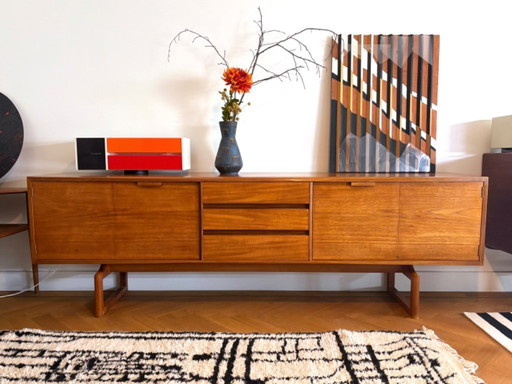 Bellissima ed elegante credenza vintage in teak degli anni '60