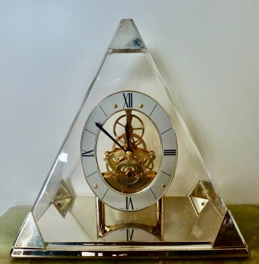 Horloge squelette pyramidale Seiko vintage en laiton et lucite.