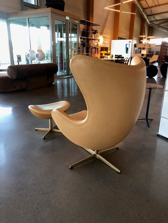 Image 1 of Sedia a uovo di Fritz Hansen con poggiapiedi (edizione anniversario)