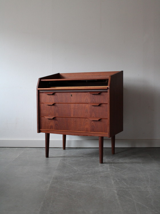 Image 1 of Coiffeuse danoise vintage en teck