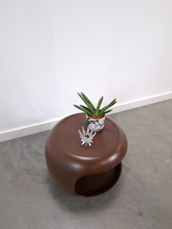 Table basse ronde Space Age marron sur roulettes avec compartiment ouvert – Tables basses, Plastic, Metal (photo 5 of 14)
