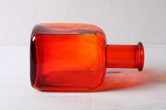 Image 1 of Rara bottiglia vintage rossa / Flack in vetro colorato di metà secolo, decanter da 20 cm / Svezia / anni '50